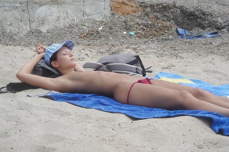 25P Topless Nude Beach 10