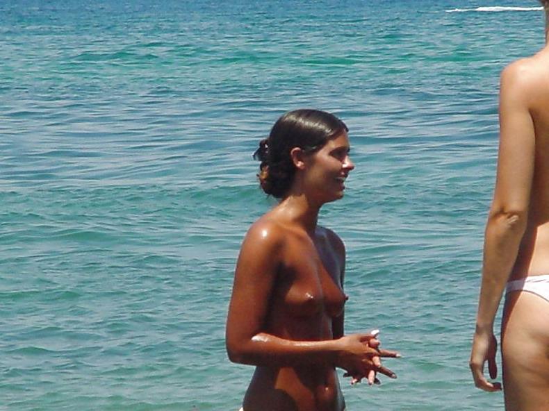 25P Topless Nude Beach 10