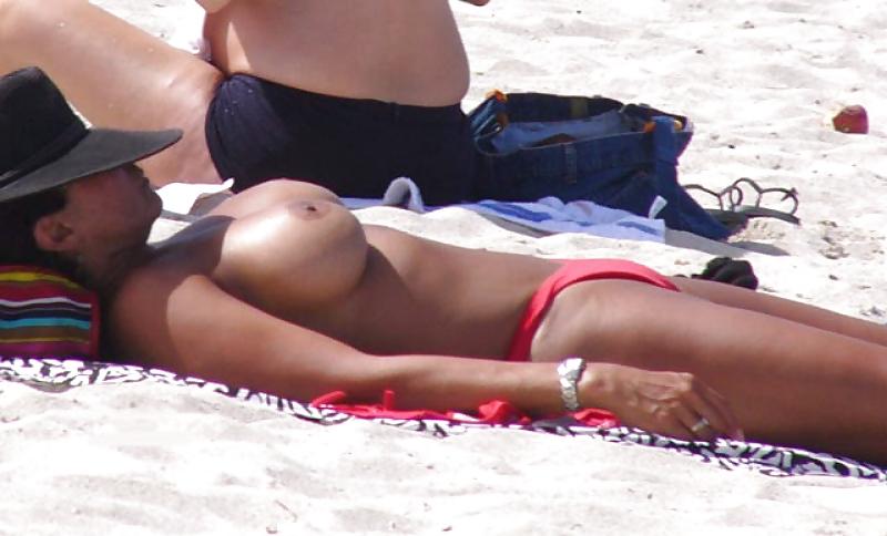 25P Topless Nude Beach 10