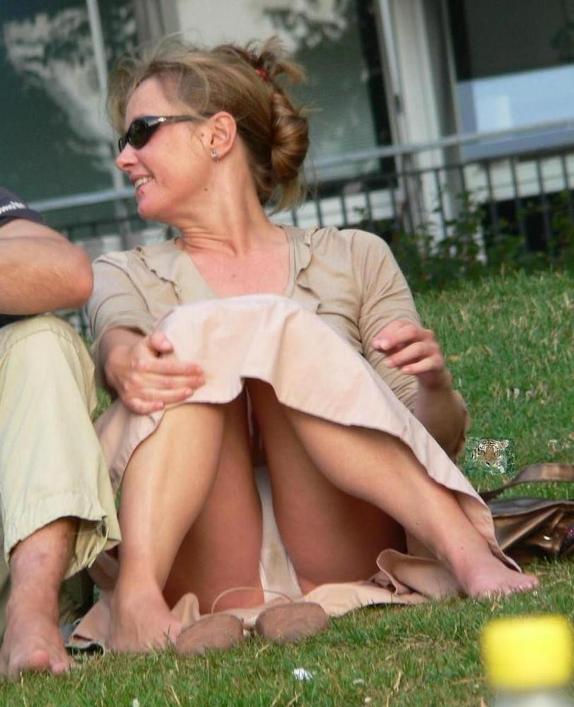 16P 820 - upskirt flashing public amateurs - pussies panties
