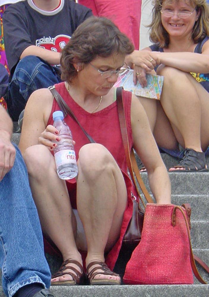 16P 820 - upskirt flashing public amateurs - pussies panties