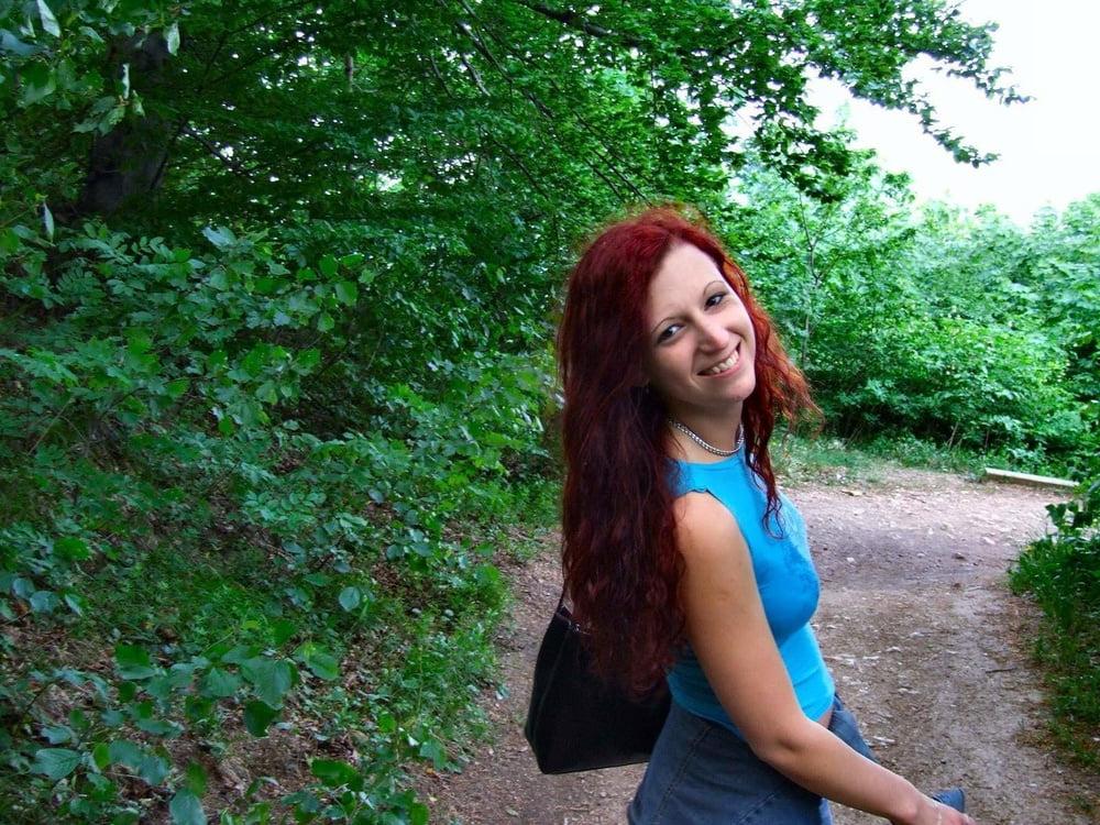 25P Preggo Milf Julia - Flashing displaying her charms