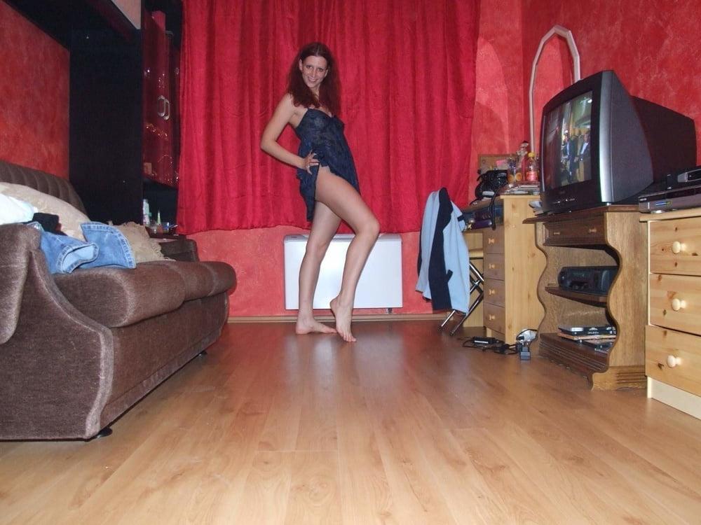 25P Preggo Milf Julia - Flashing displaying her charms
