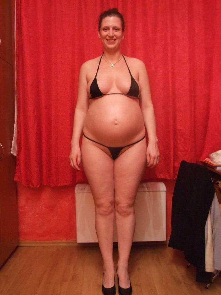 25P Preggo Milf Julia - Flashing displaying her charms