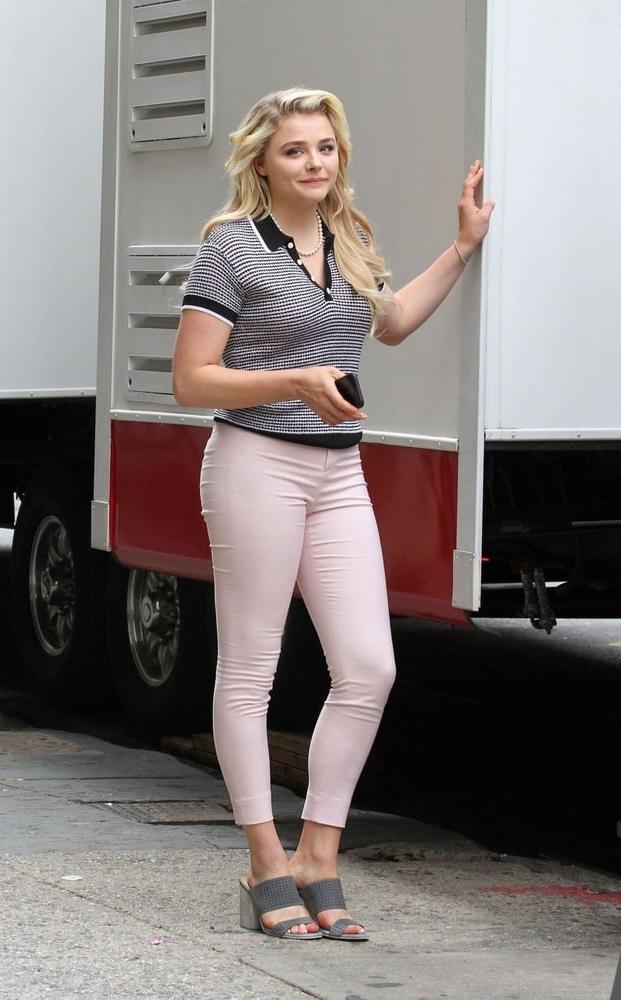 25P Chloe Grace Moretz Sexy Legs