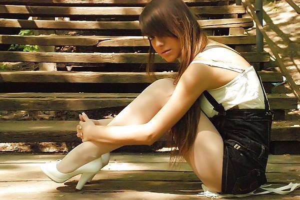 25P Nylon - upskirt - leg 8