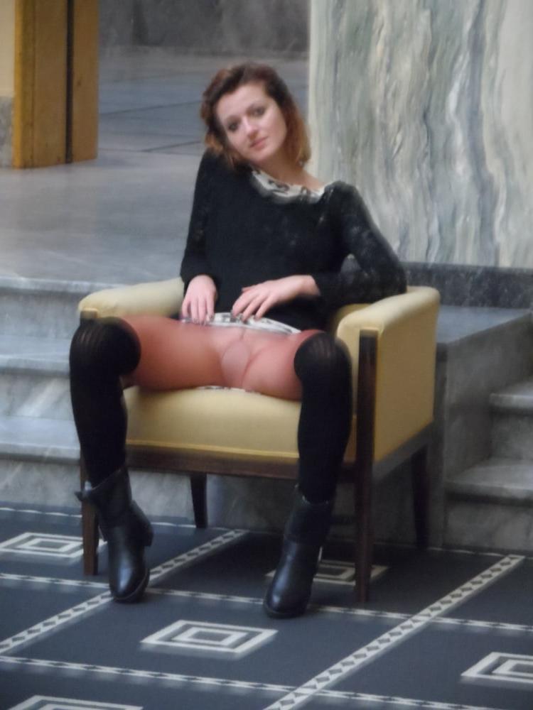 25P skinny lady who loves to flash the gash