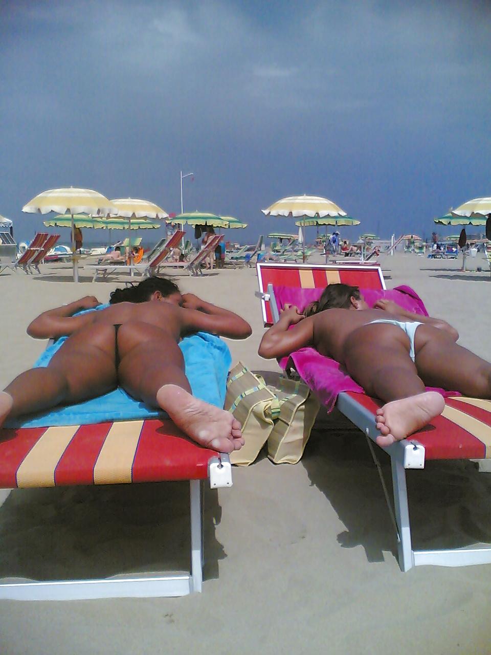 10P Italian tan ass on the beach