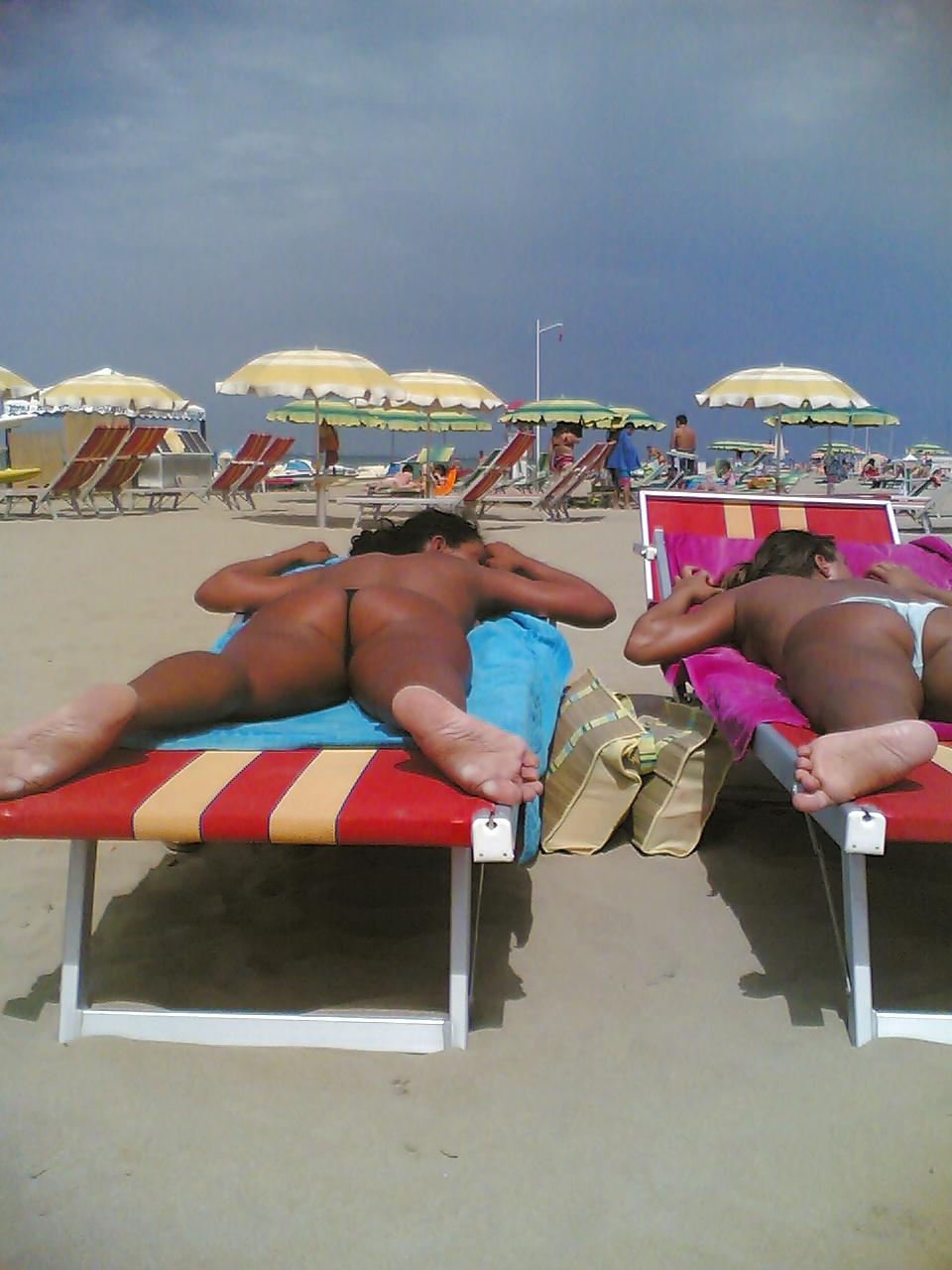 10P Italian tan ass on the beach