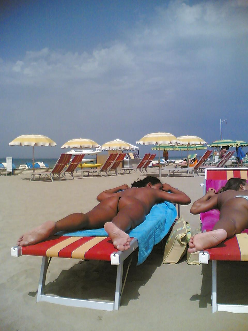 10P Italian tan ass on the beach