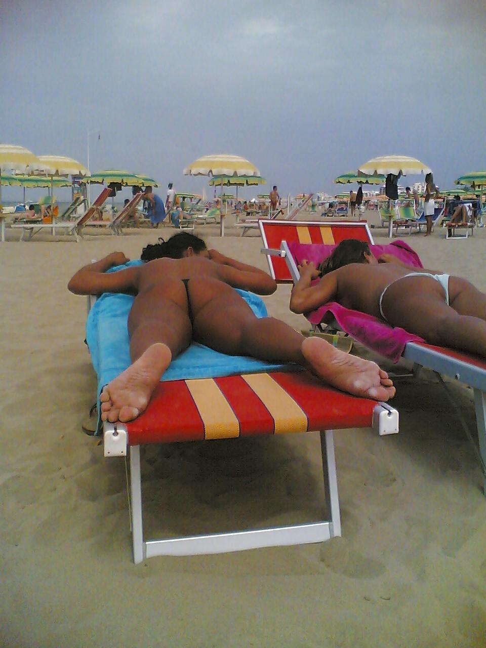 10P Italian tan ass on the beach