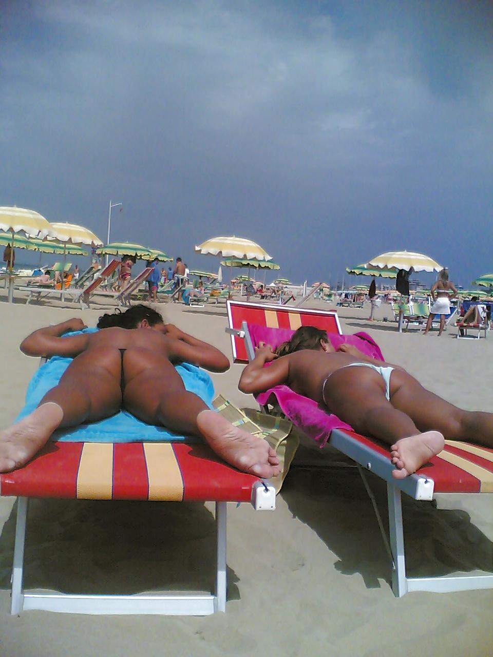 10P Italian tan ass on the beach