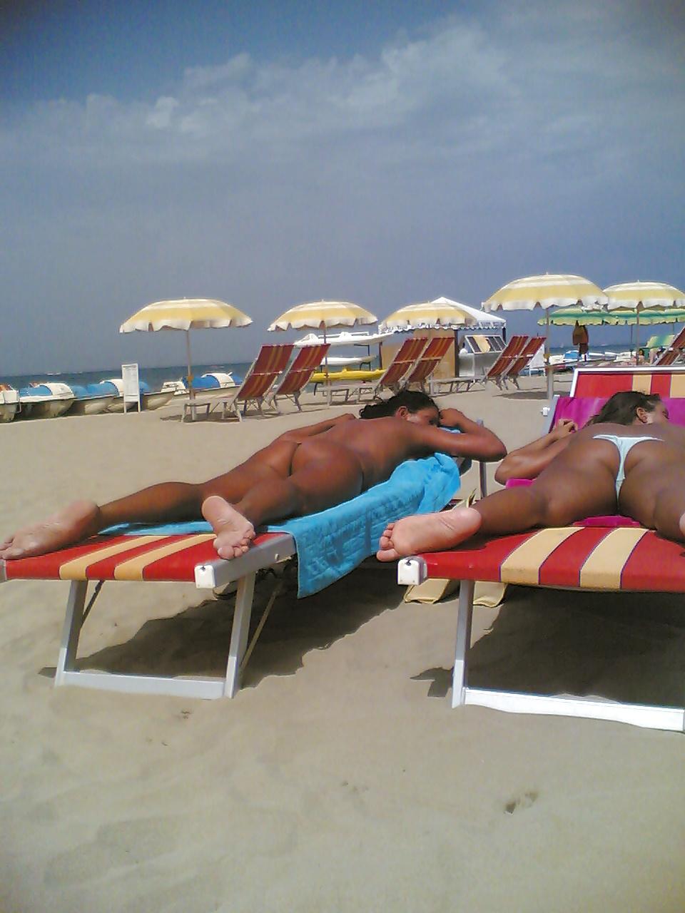 10P Italian tan ass on the beach