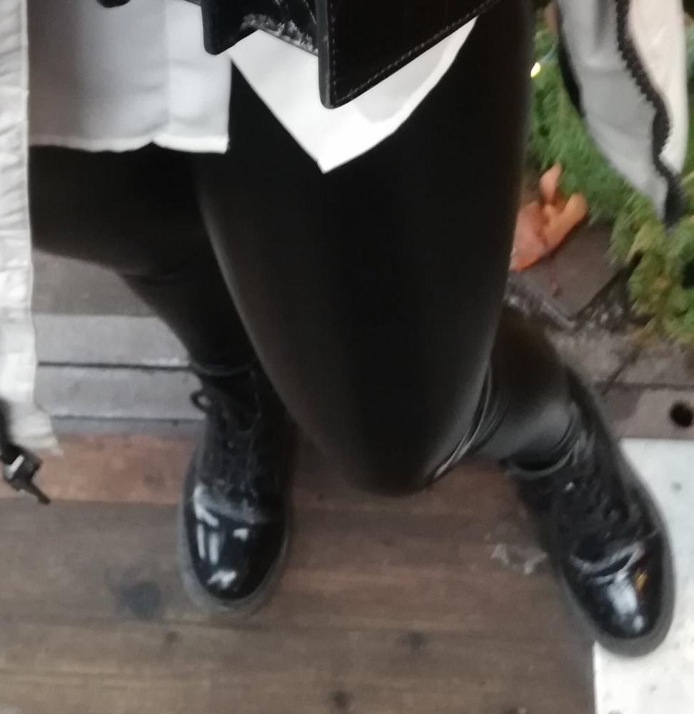 7P Freundin (26) in Leather Leggings. Kommtiert sie!