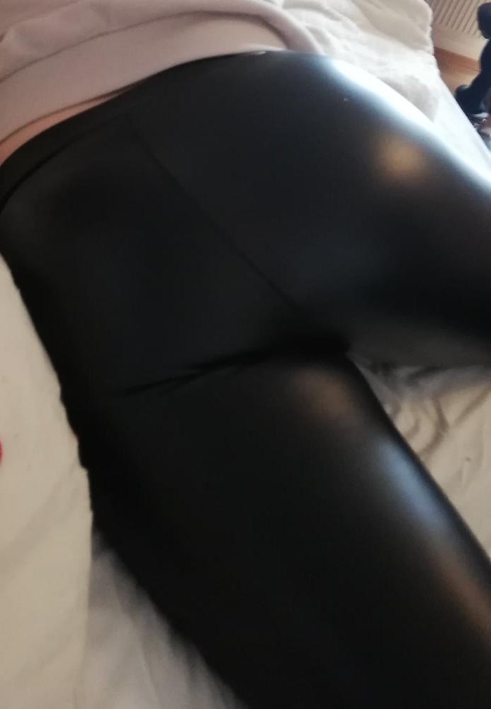 7P Freundin (26) in Leather Leggings. Kommtiert sie!