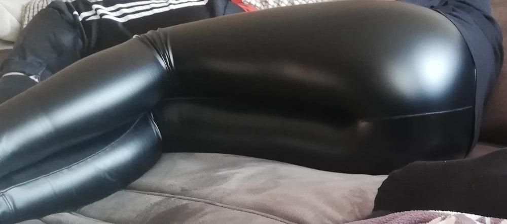 7P Freundin (26) in Leather Leggings. Kommtiert sie!