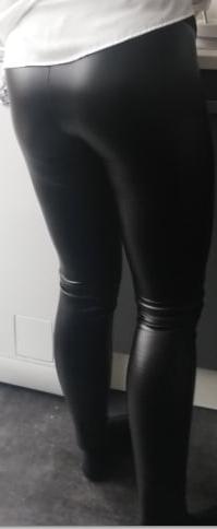 7P Freundin (26) in Leather Leggings. Kommtiert sie!