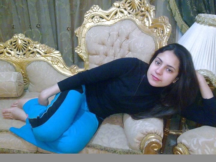 25P Arab Girl Flashing 2