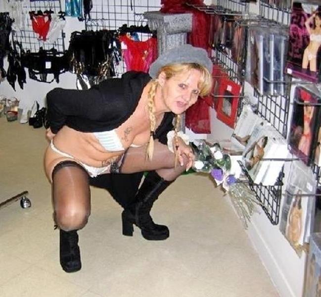 25P flashing in sex shop