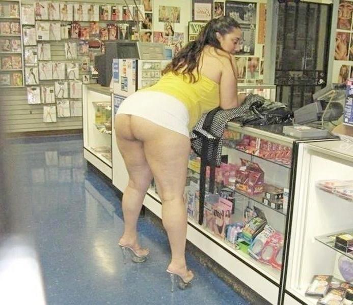 25P flashing in sex shop