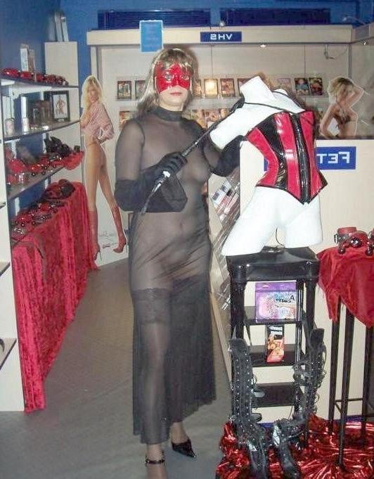25P flashing in sex shop