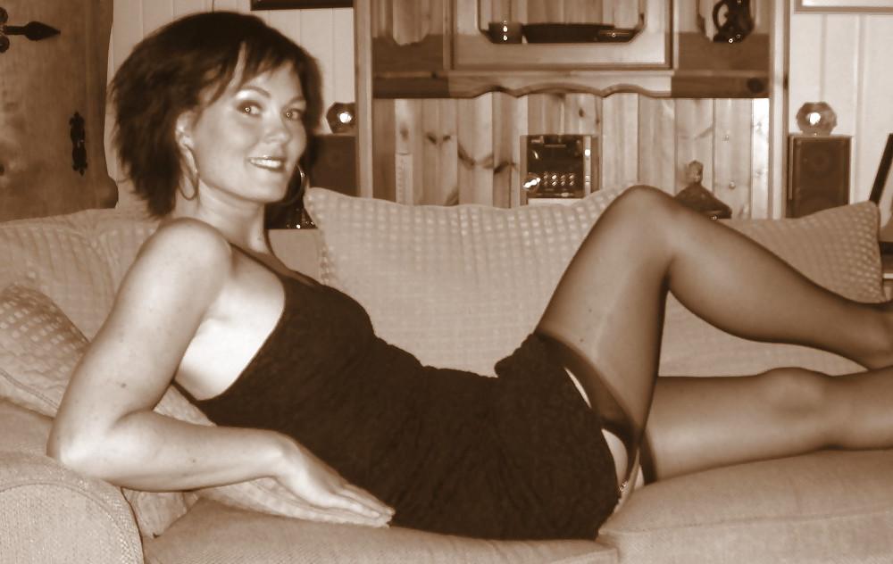 25P Hot Wife in Nylons