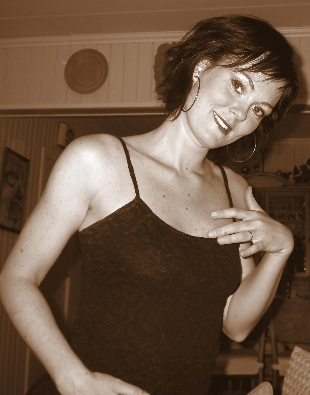 25P Hot Wife in Nylons