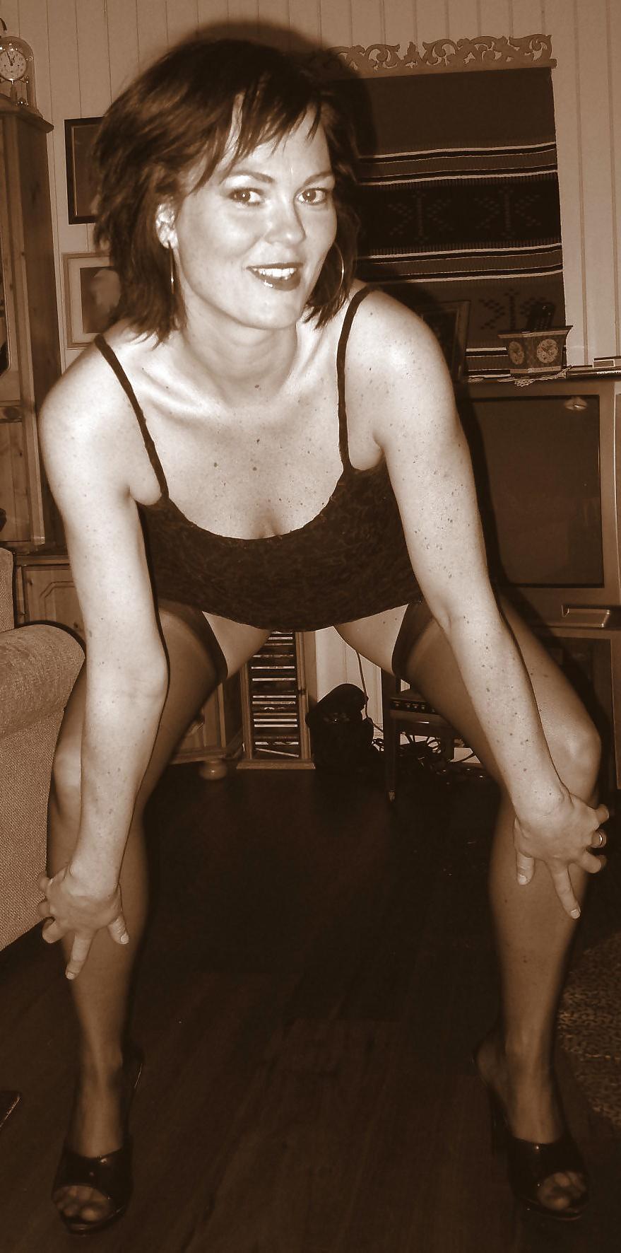 25P Hot Wife in Nylons