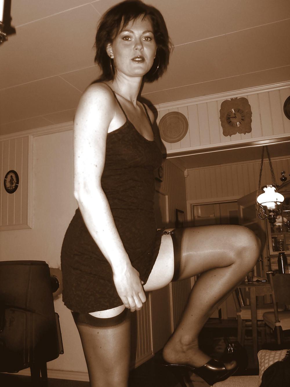 25P Hot Wife in Nylons