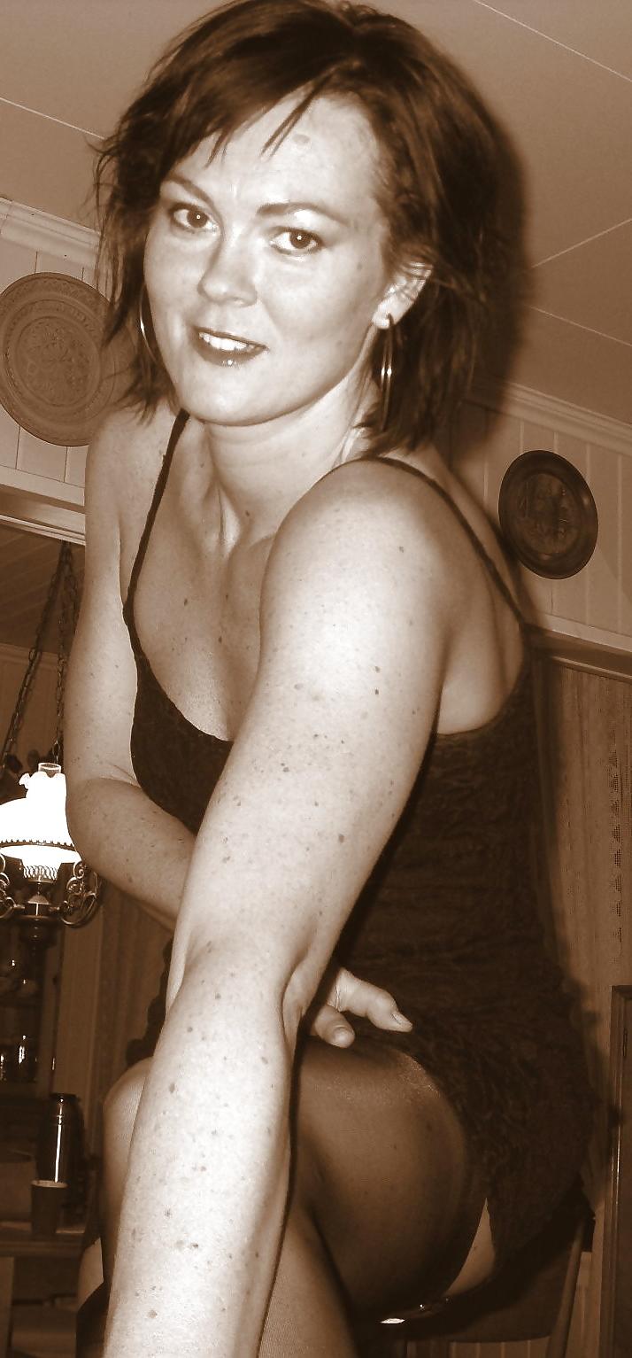 25P Hot Wife in Nylons