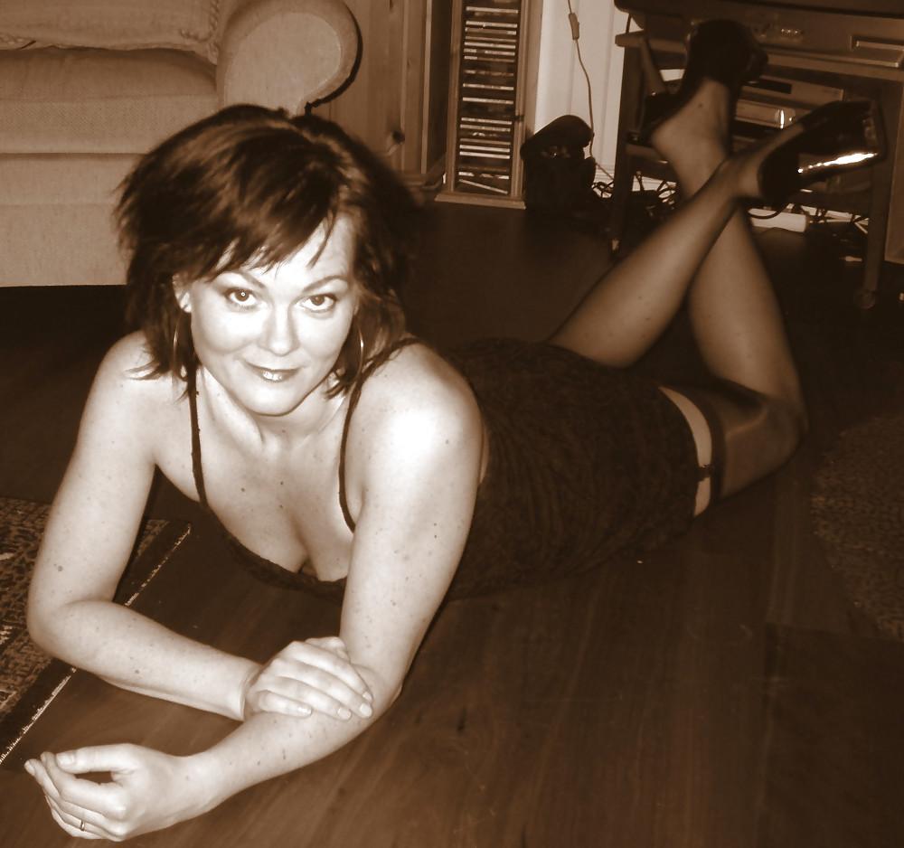 25P Hot Wife in Nylons