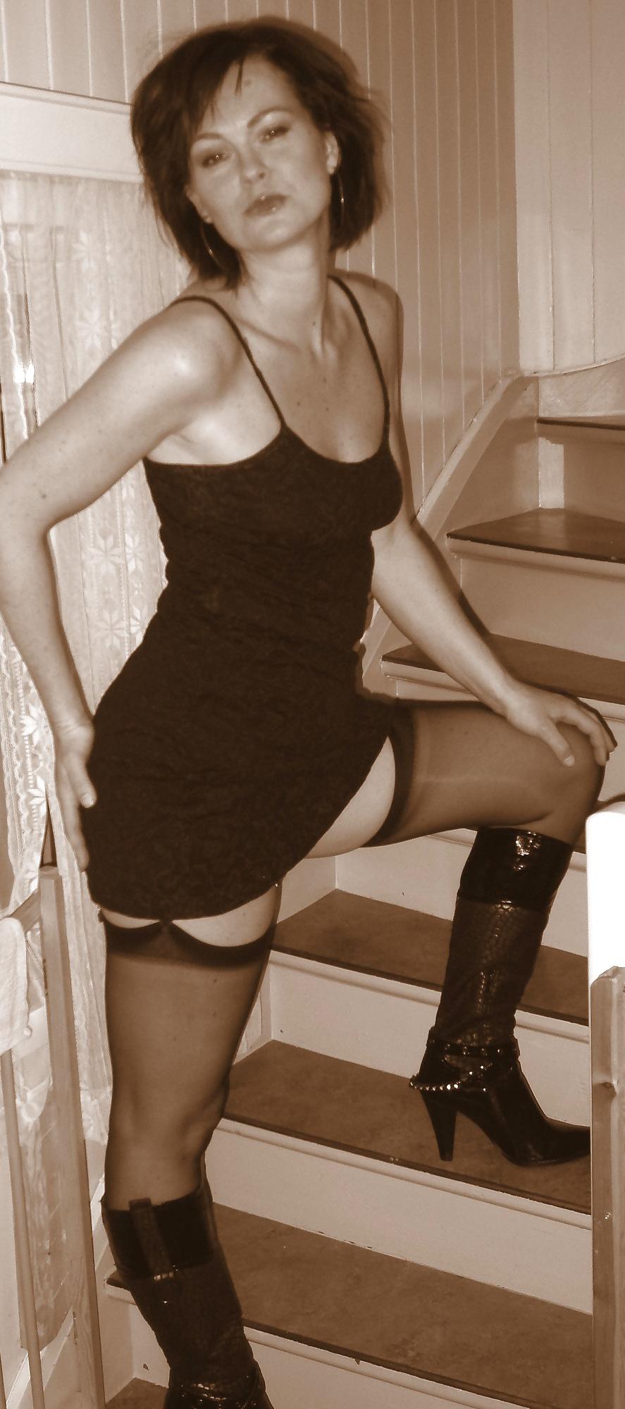 25P Hot Wife in Nylons