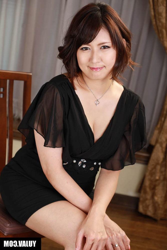 20P Japanese MILF Enjoying Some Ice Cream and Kinky Sex