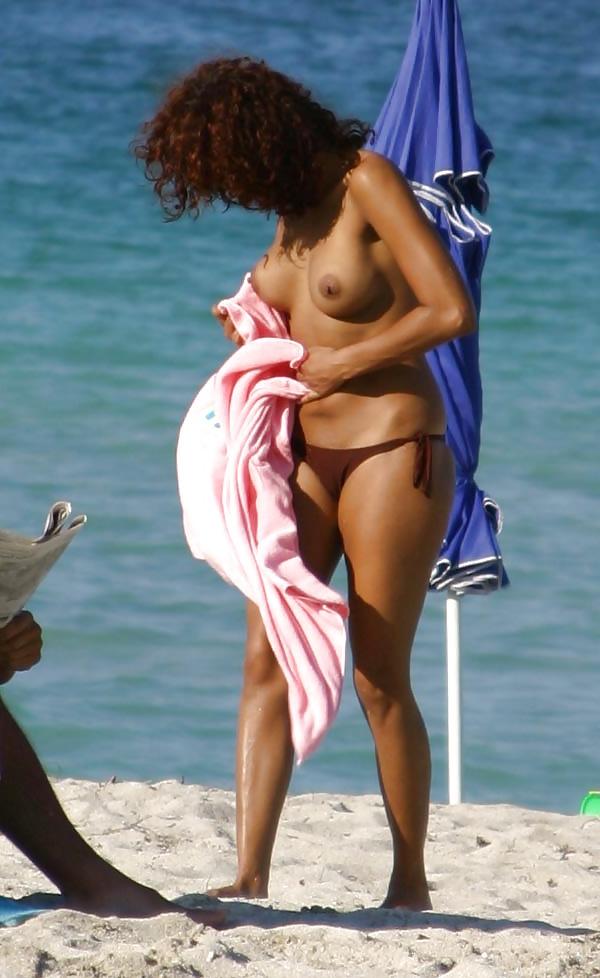 25P Voyeur beach collection