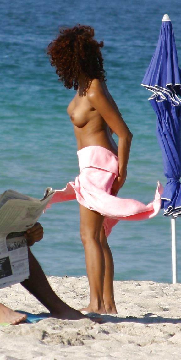25P Voyeur beach collection
