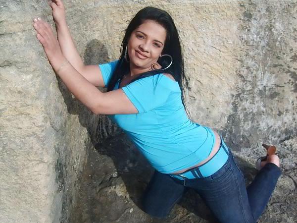 25P Arab Girl Flashing 4