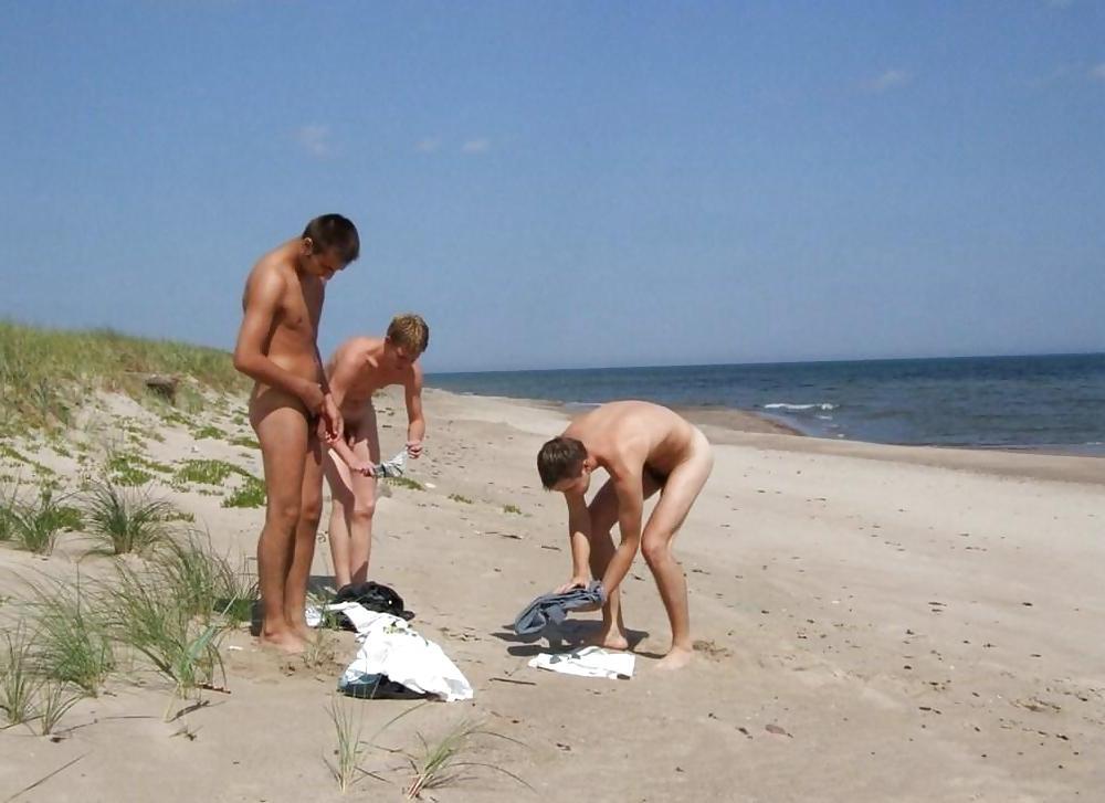 25P Nude Beach Babes