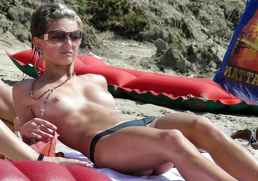 25P BEACH BEAUTIES WITH SMALL TITS