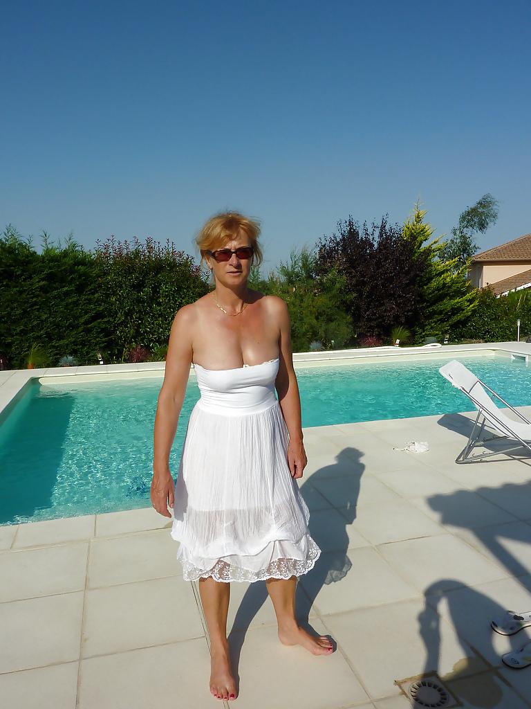 25P Mature Woman Shows All