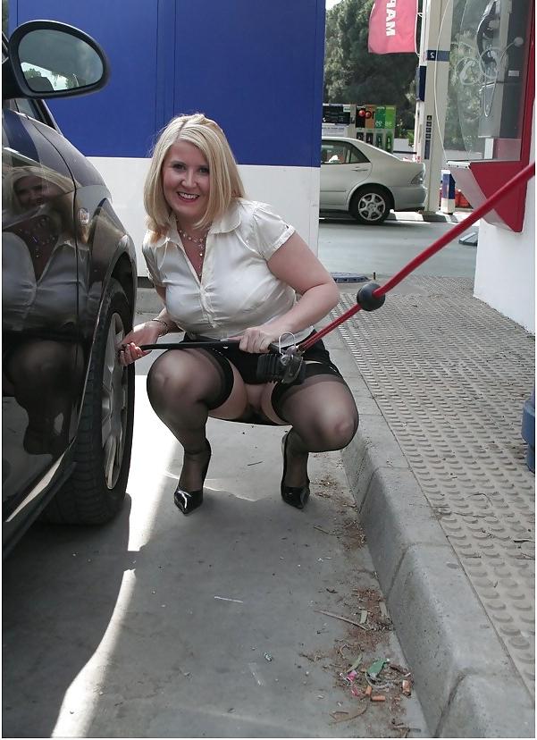 11P Woman s legs in pantyhose and high-heeled shoes