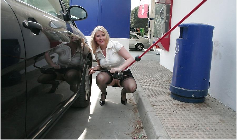 11P Woman s legs in pantyhose and high-heeled shoes