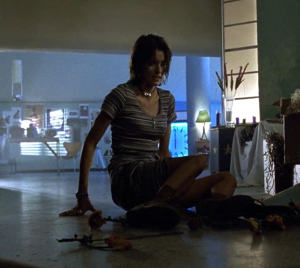25P Tea Leoni's Legs in Bad Boys
