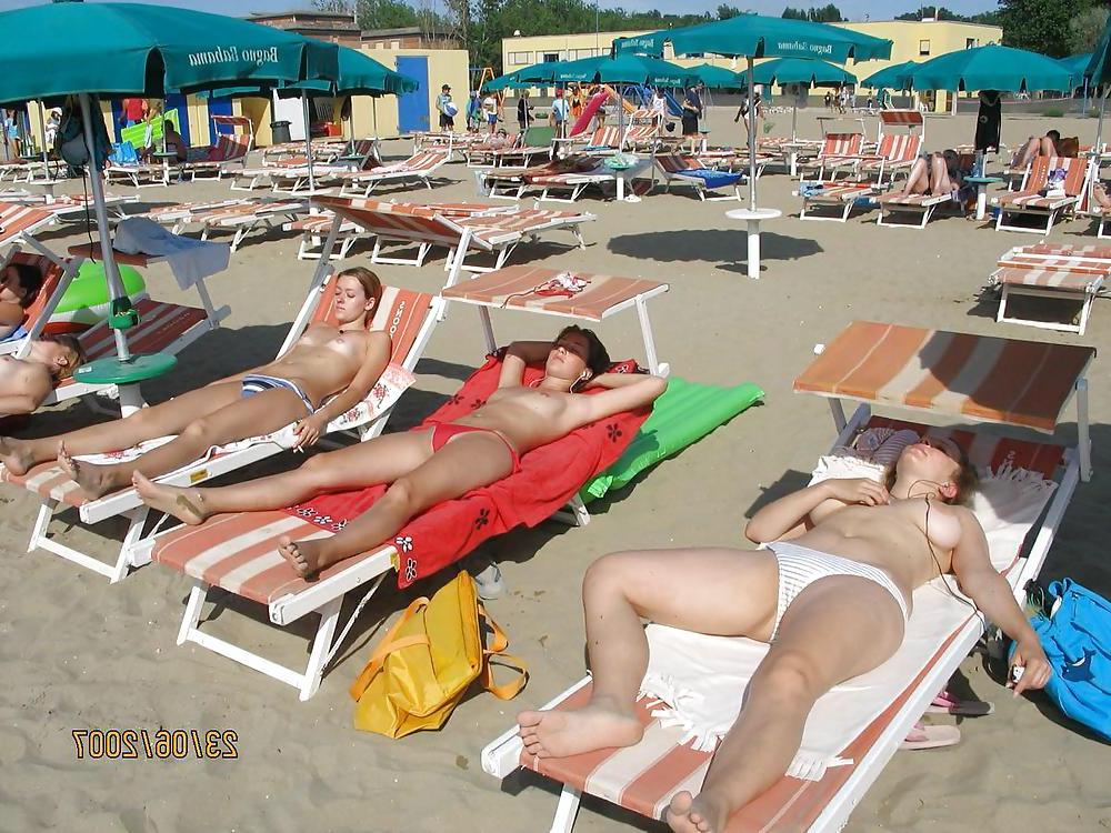 20P Naked beach 169.