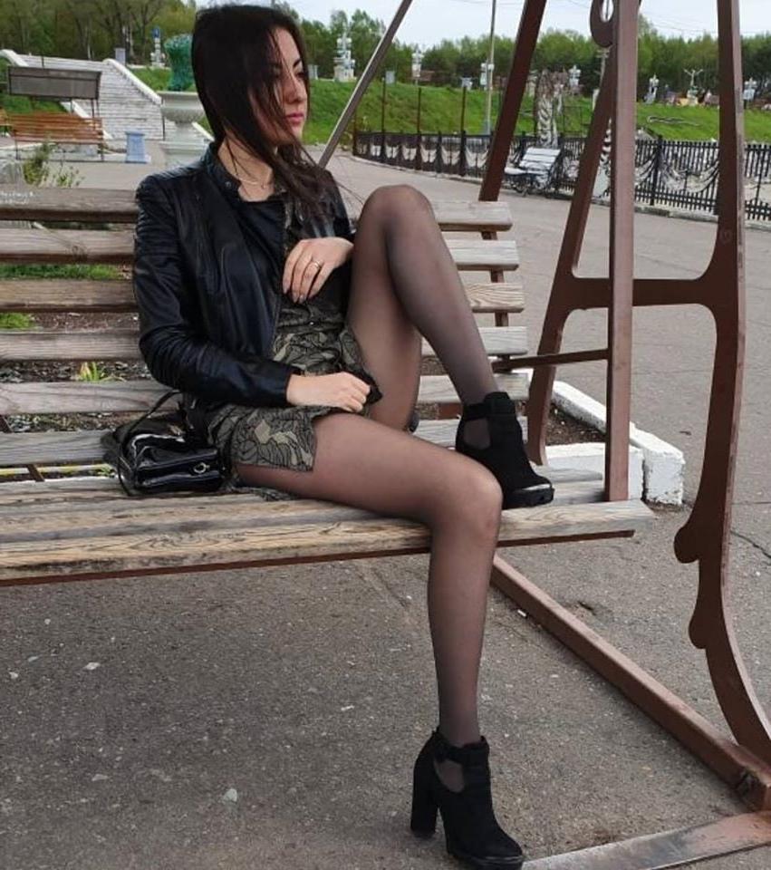 25P hot sexy legs on benches