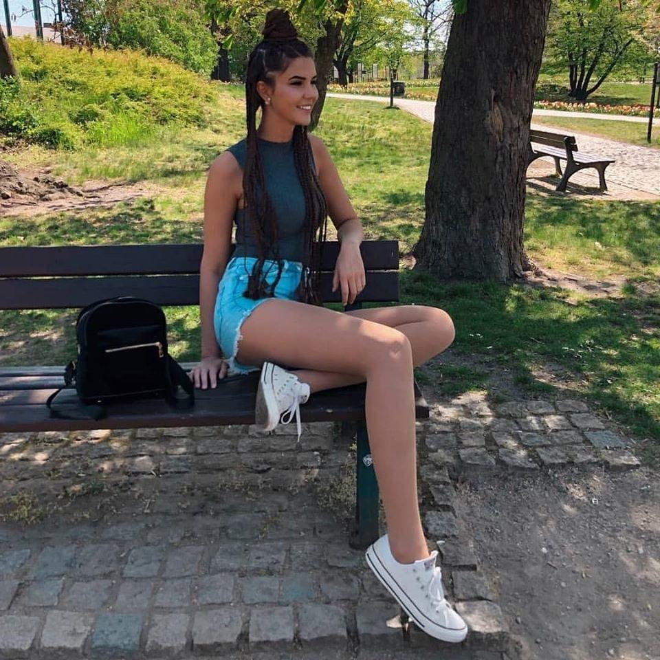 25P hot sexy legs on benches