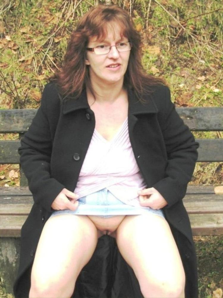 25P hot sexy legs on benches