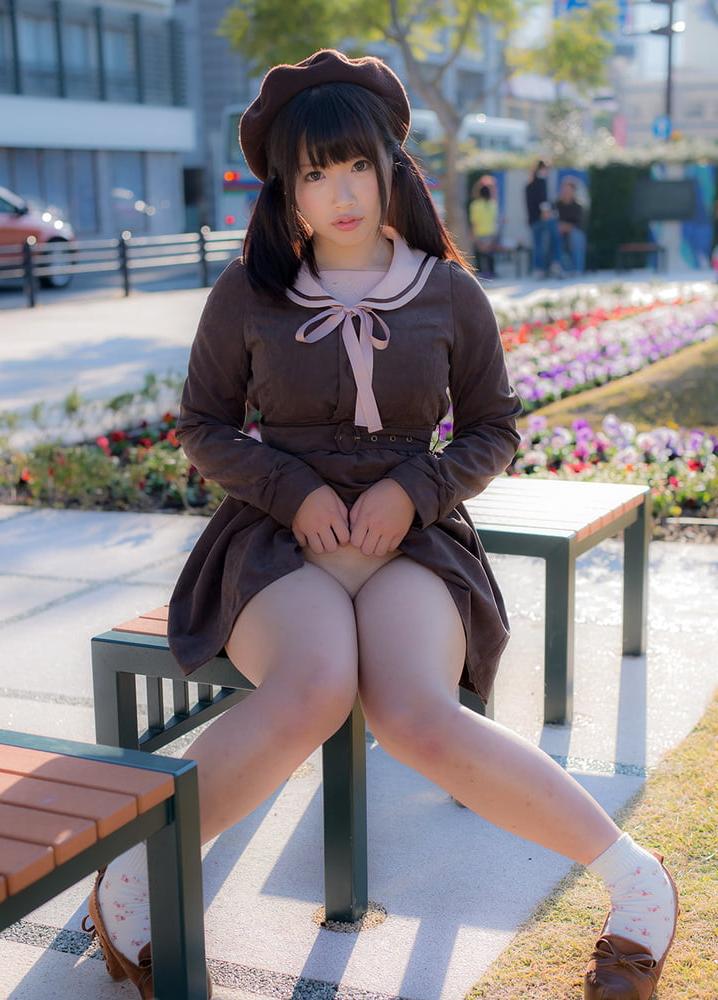 25P hot sexy legs on benches