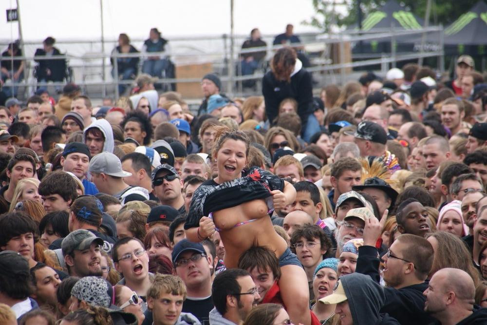 16P Ta pute de femme flashing