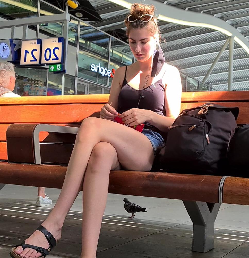 19P Candid sexy teen legs