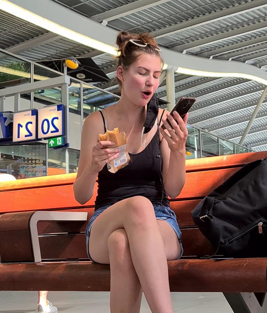 19P Candid sexy teen legs